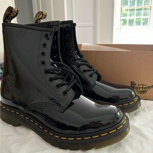 1460 WOMEN'S PATENT LEATHER LACE UP BOOTS IN BLACK- PATENT LEATHER GLOSSY FINISH